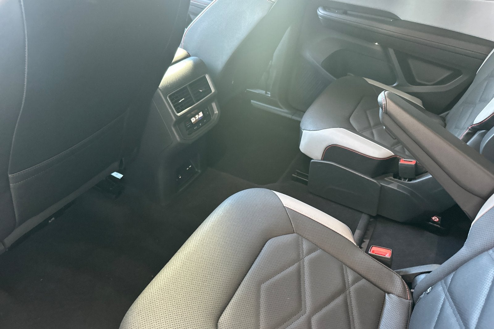 2024 Volkswagen Atlas 2.0T Peak Edition SEL