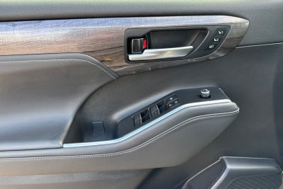 2022 Toyota Highlander Hybrid Platinum