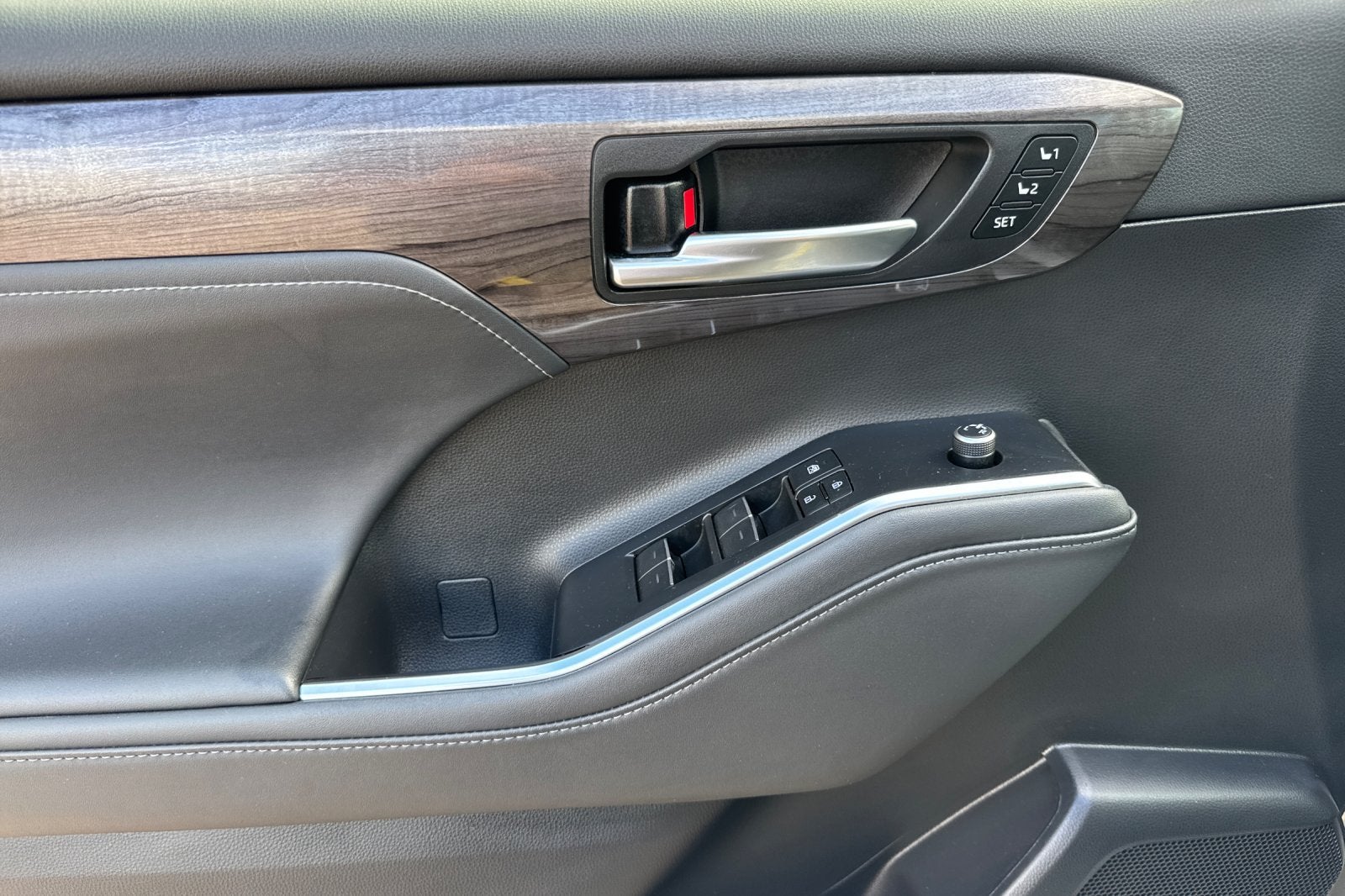 2022 Toyota Highlander Hybrid Platinum