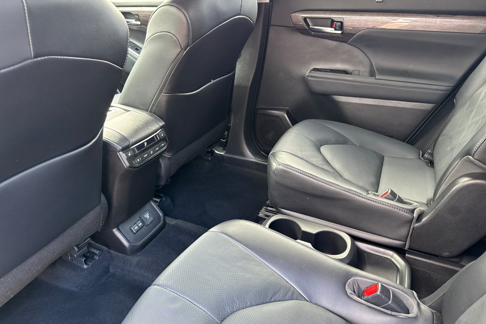 2022 Toyota Highlander Hybrid Platinum