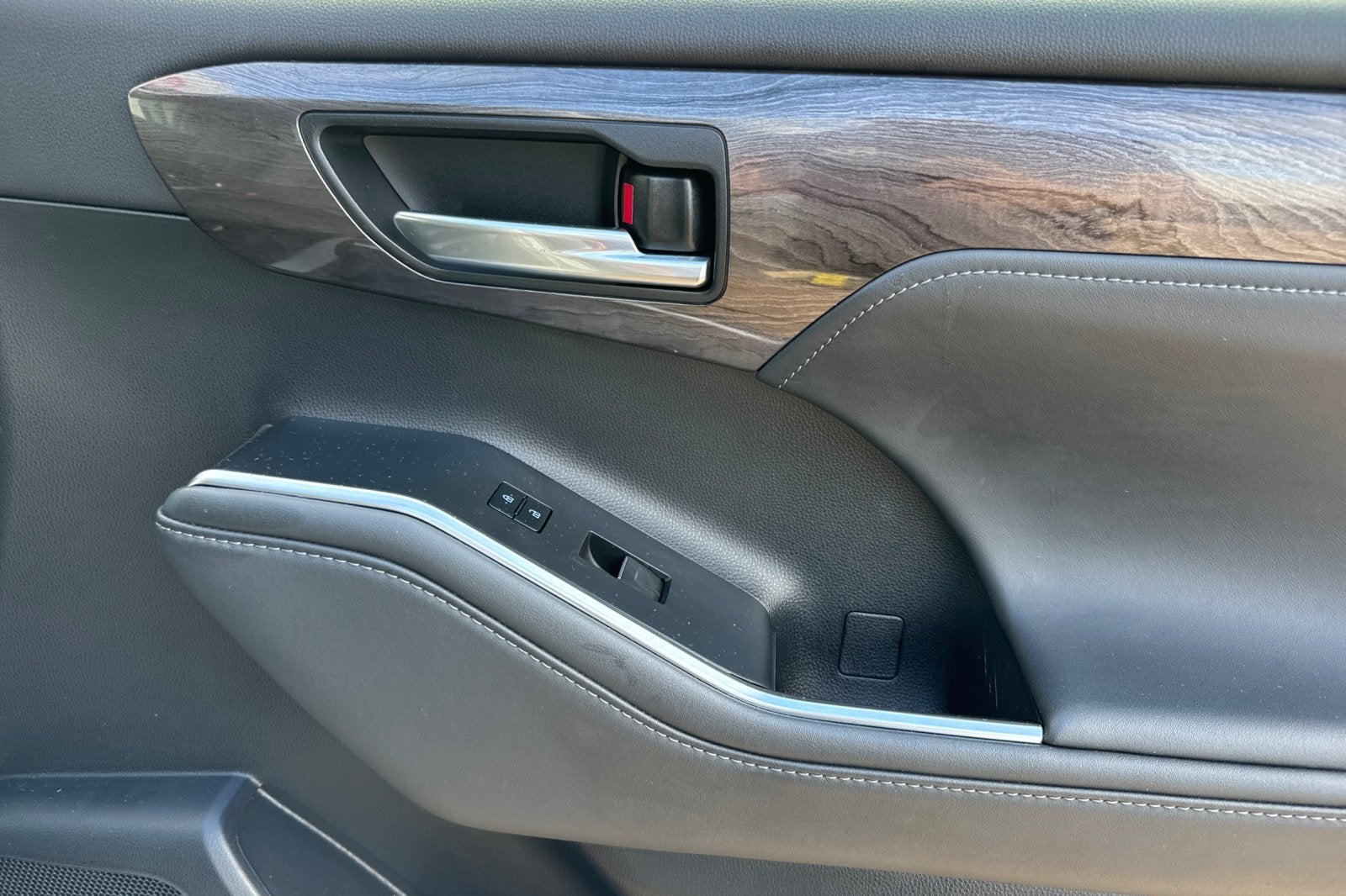 2022 Toyota Highlander Hybrid Platinum