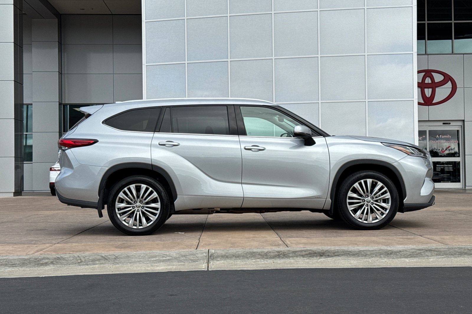 2022 Toyota Highlander Hybrid Platinum