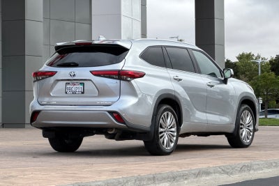2022 Toyota Highlander Hybrid Platinum