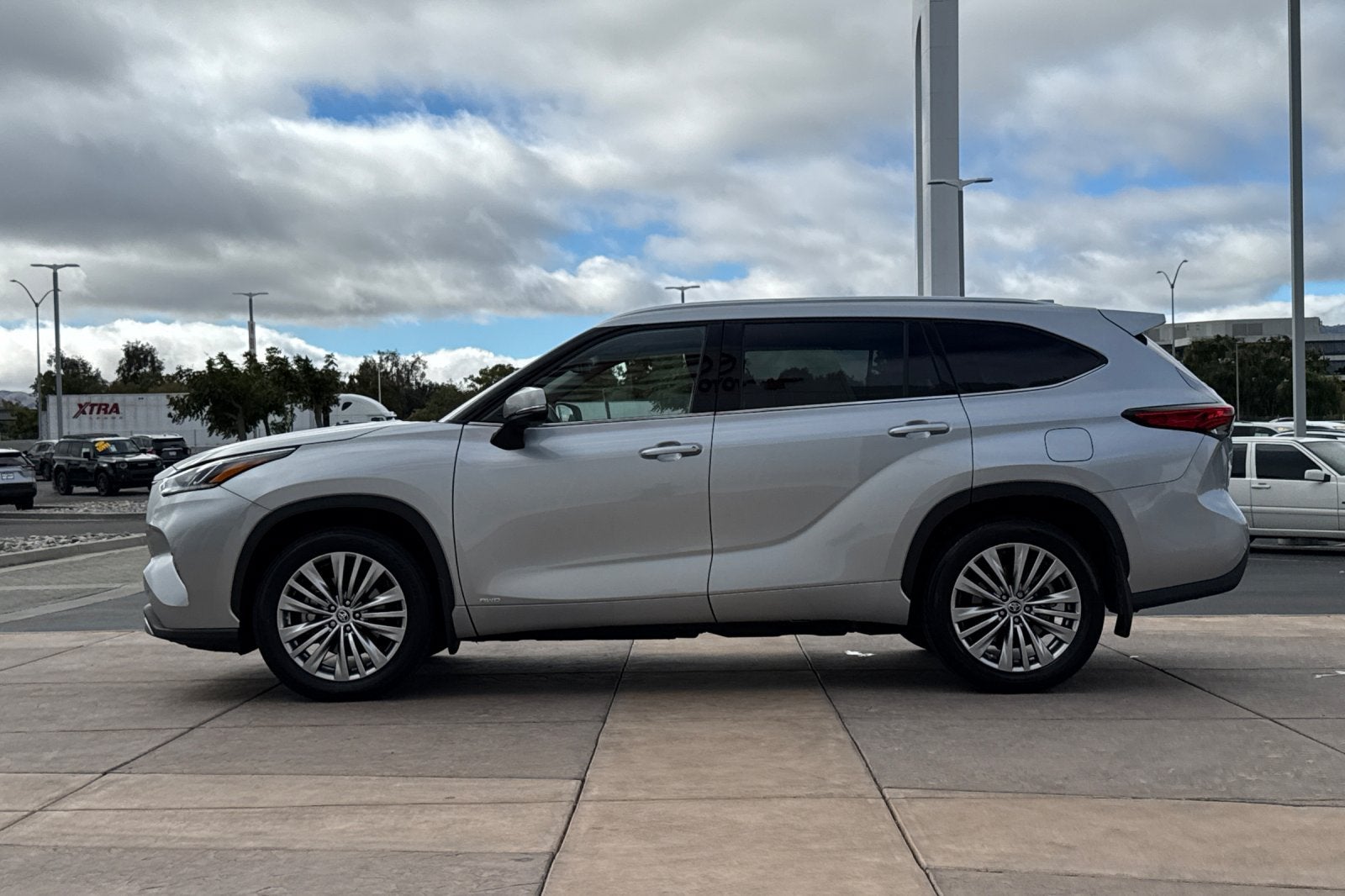2022 Toyota Highlander Hybrid Platinum