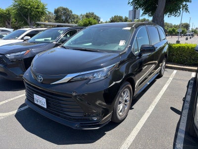 2025 Toyota Sienna XLE 8 Passenger