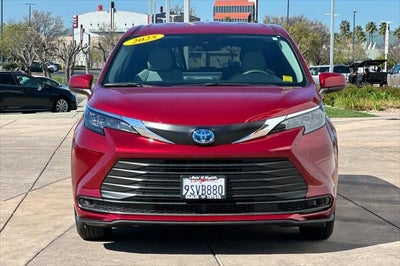 2025 Toyota Sienna LE 8 Passenger