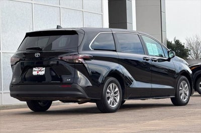 2025 Toyota Sienna LE 8 Passenger
