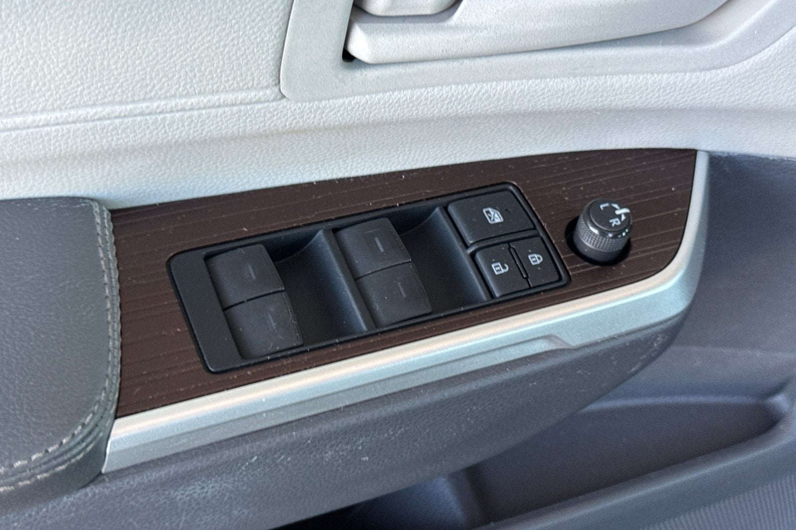 2022 Toyota Sienna LE 8 Passenger