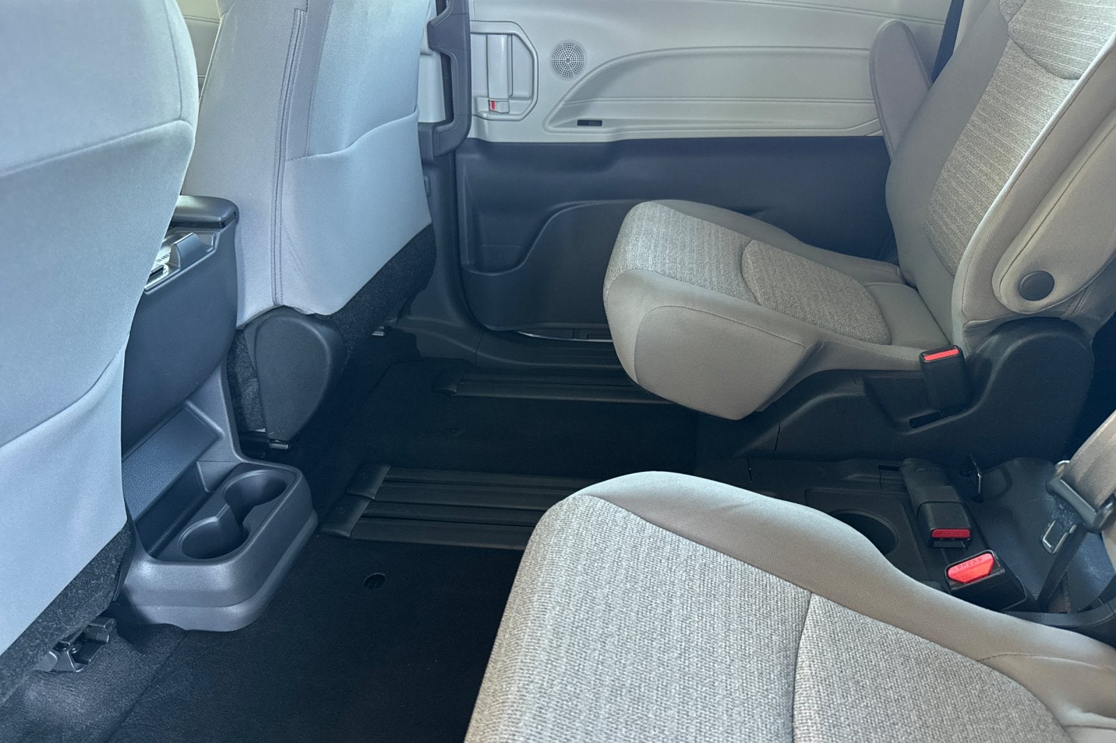 2022 Toyota Sienna LE 8 Passenger