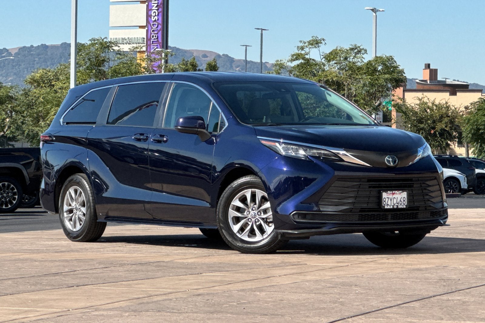 2022 Toyota Sienna LE 8 Passenger