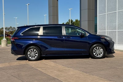2022 Toyota Sienna LE 8 Passenger