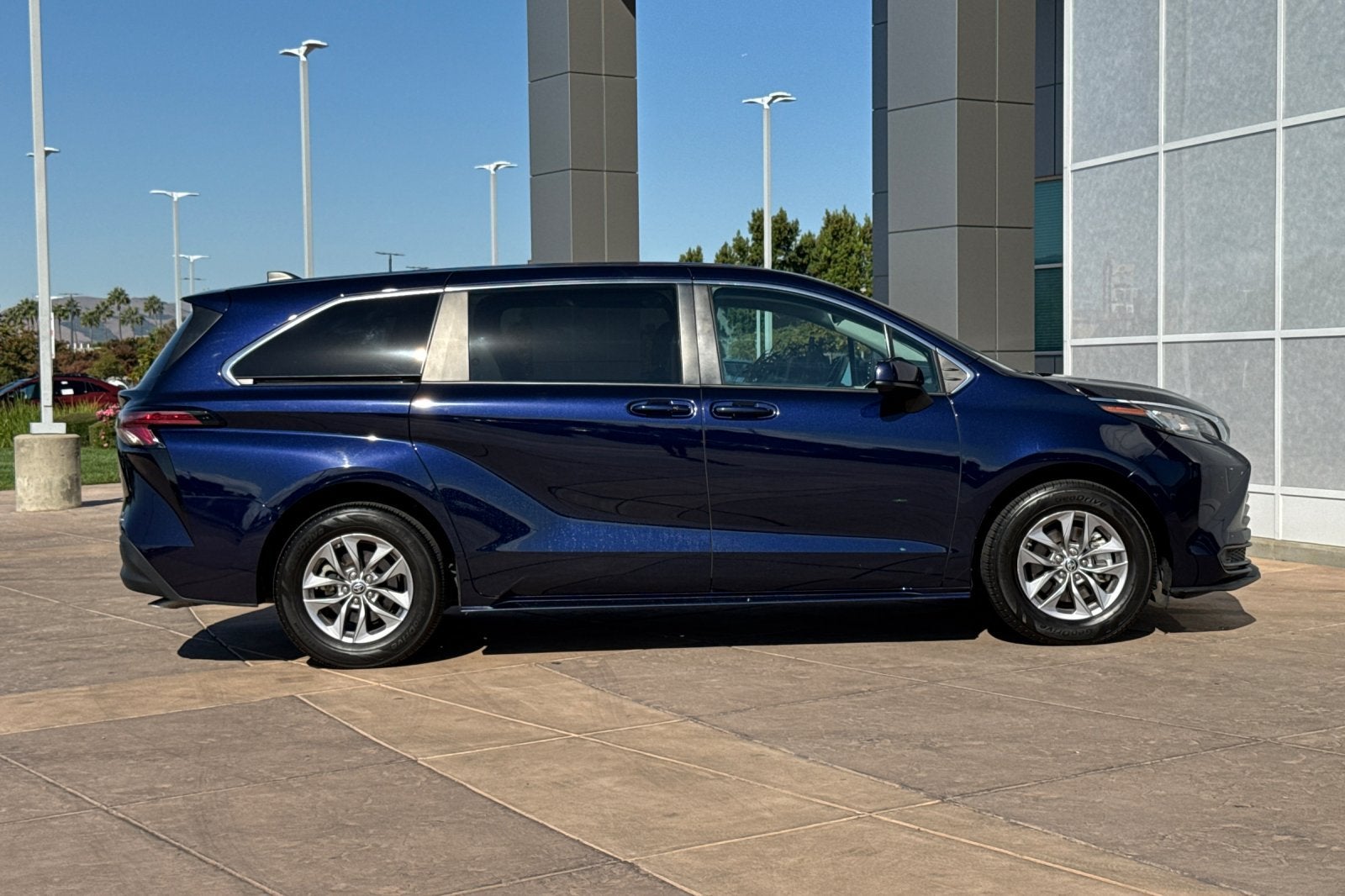2022 Toyota Sienna LE 8 Passenger