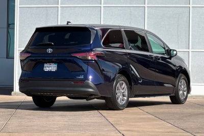 2022 Toyota Sienna LE 8 Passenger