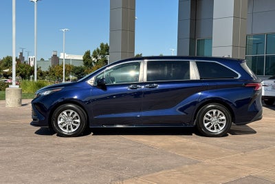 2022 Toyota Sienna LE 8 Passenger