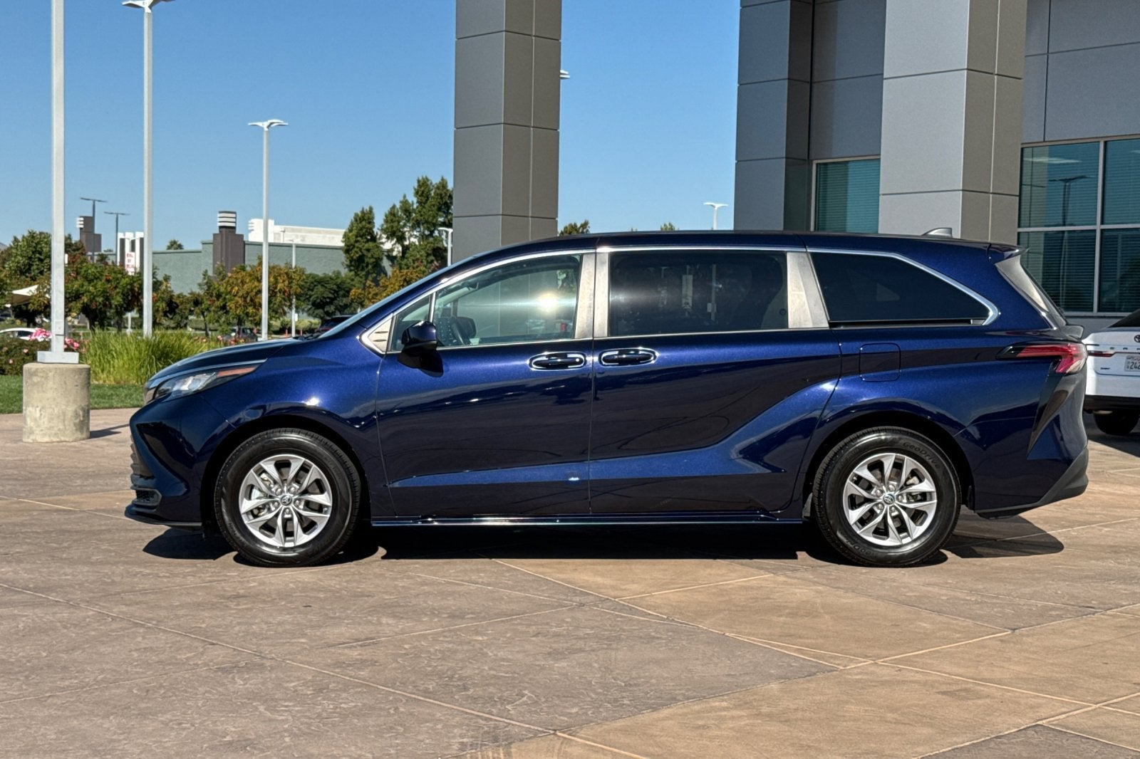 2022 Toyota Sienna LE 8 Passenger