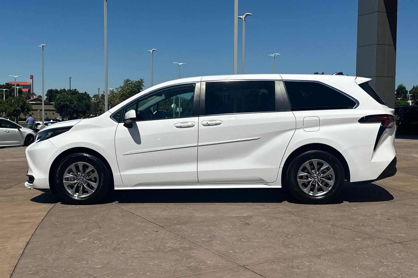 2024 Toyota Sienna LE 8 Passenger