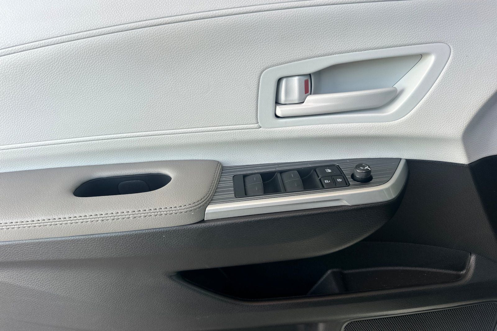 2025 Toyota Sienna LE 8 Passenger