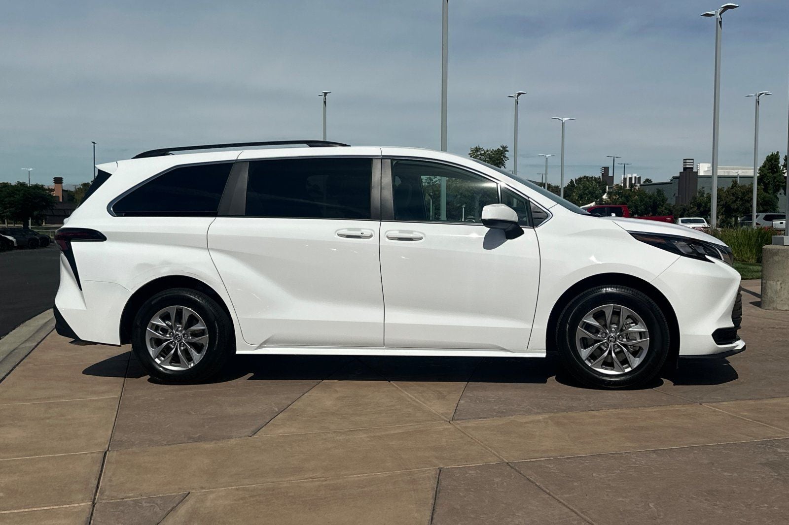 2025 Toyota Sienna LE 8 Passenger