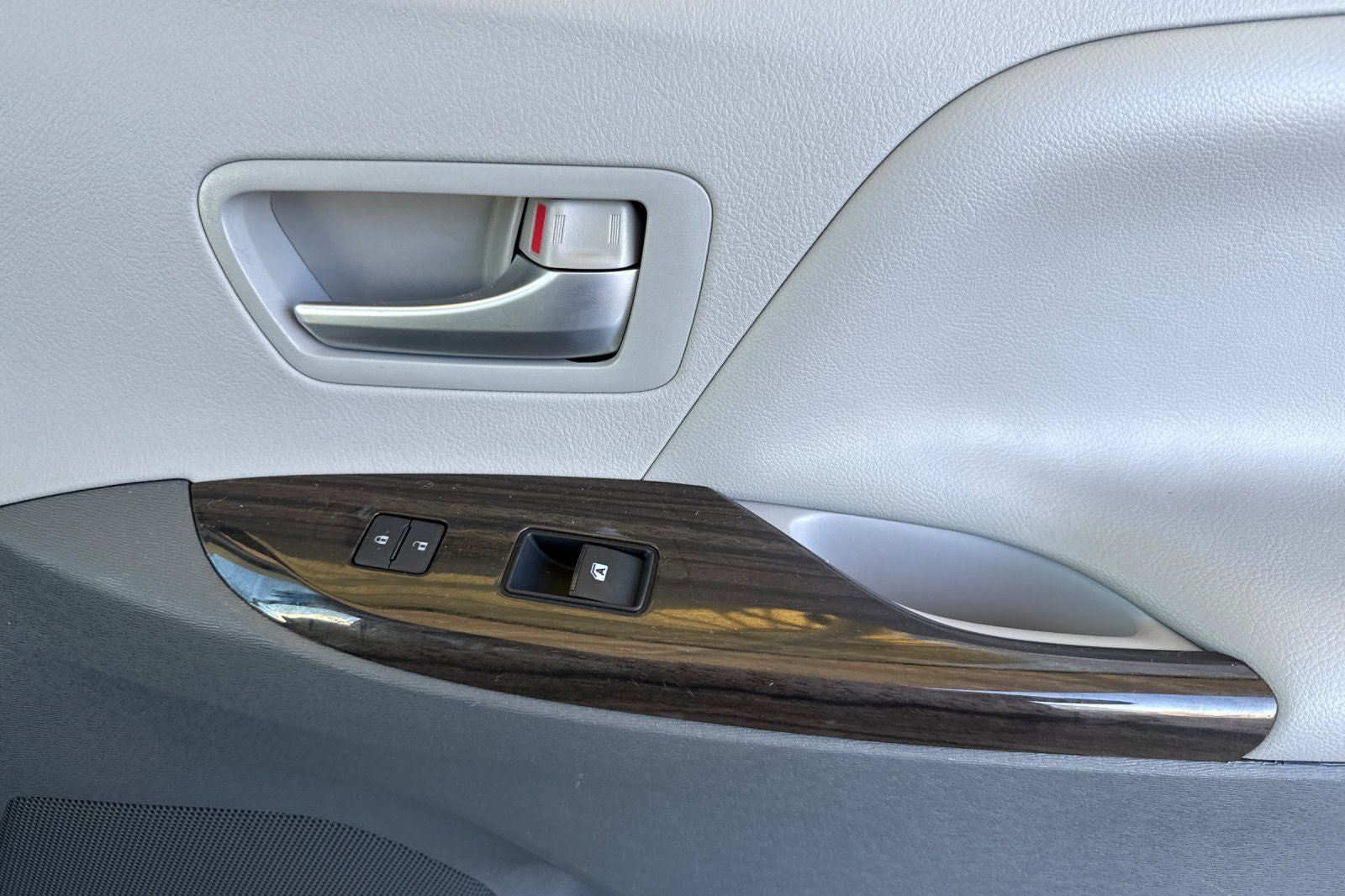 2015 Toyota Sienna XLE 8 Passenger