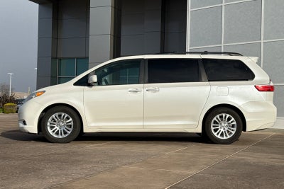 2015 Toyota Sienna XLE 8 Passenger