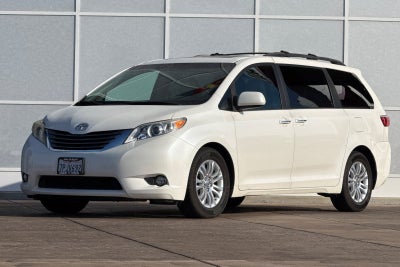 2015 Toyota Sienna XLE 8 Passenger