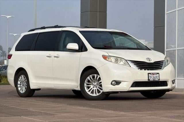 2015 Toyota Sienna XLE 8 Passenger