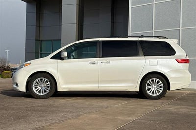 2015 Toyota Sienna XLE 8 Passenger