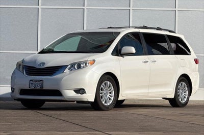 2015 Toyota Sienna XLE 8 Passenger
