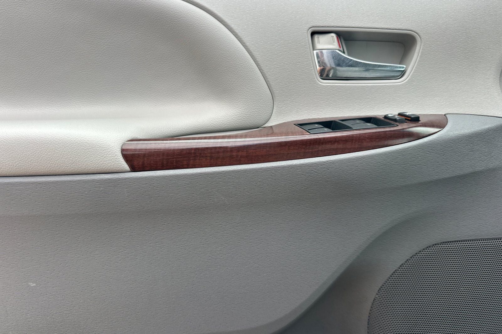 2014 Toyota Sienna XLE 8 Passenger