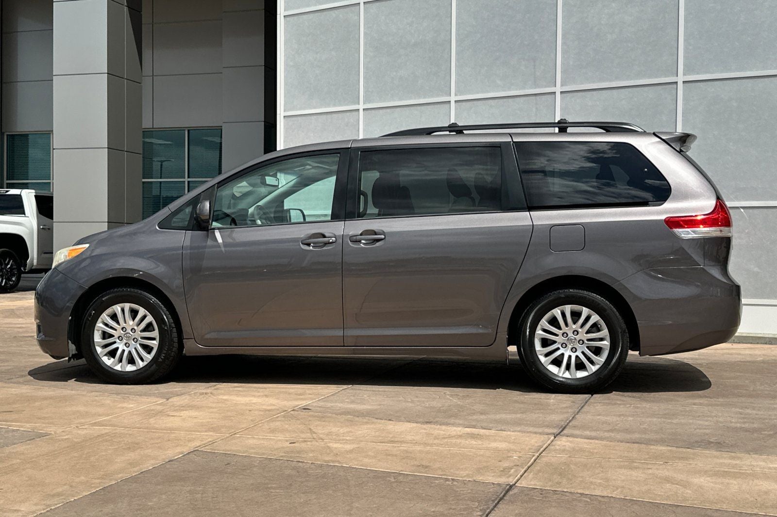 2014 Toyota Sienna XLE 8 Passenger