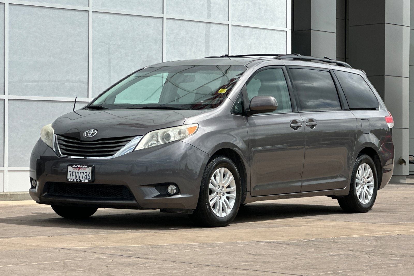 2014 Toyota Sienna XLE 8 Passenger