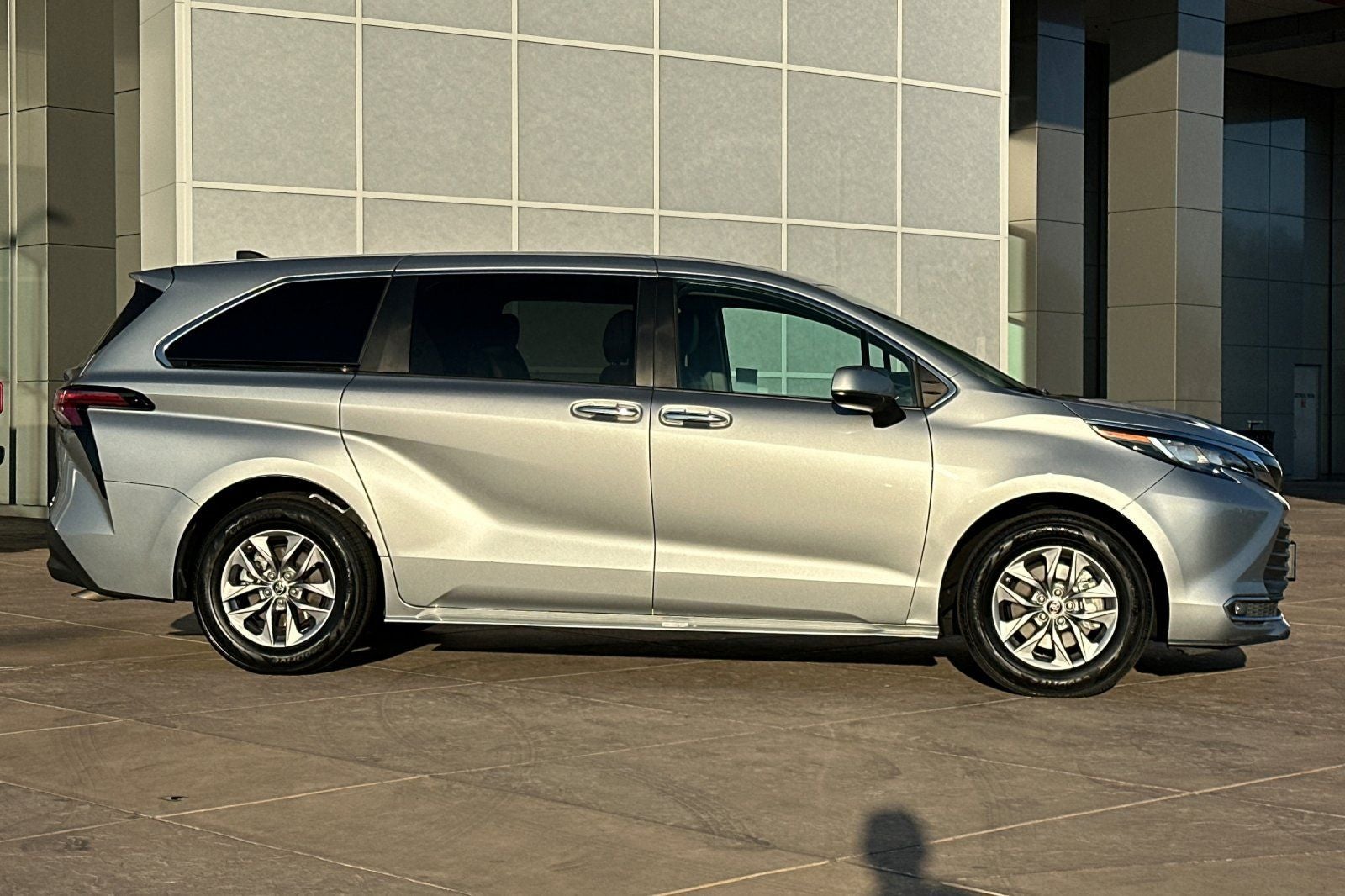 2022 Toyota Sienna XLE 8 Passenger