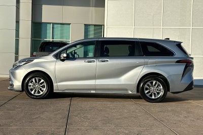 2022 Toyota Sienna XLE 8 Passenger