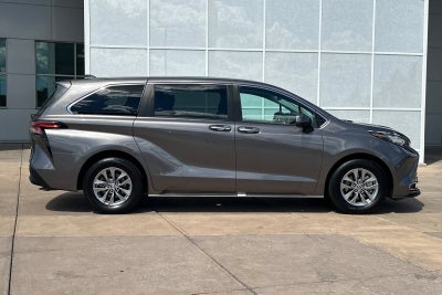 2022 Toyota Sienna XLE 8 Passenger