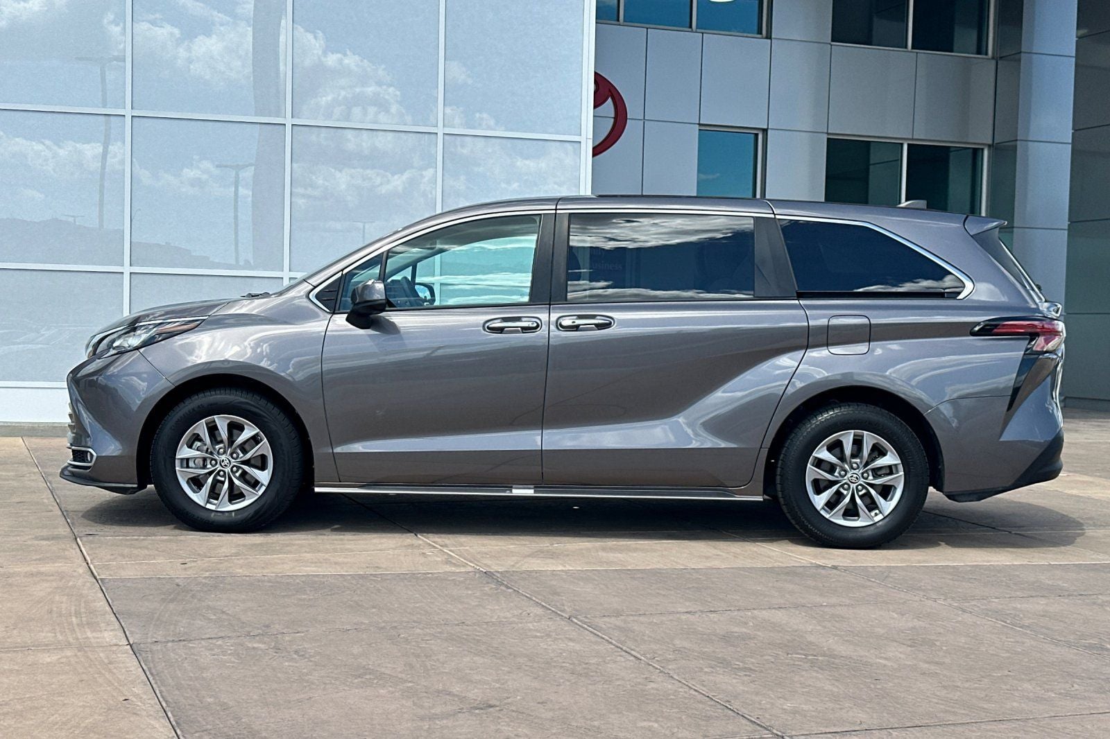 2022 Toyota Sienna XLE 8 Passenger