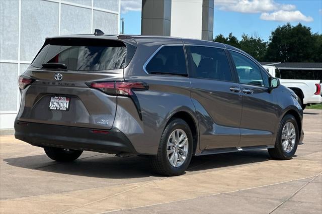 2022 Toyota Sienna XLE 8 Passenger