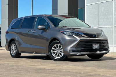 2022 Toyota Sienna XLE 8 Passenger