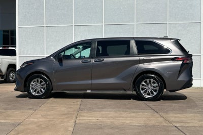 2022 Toyota Sienna XLE 8 Passenger