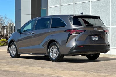 2022 Toyota Sienna XLE 8 Passenger