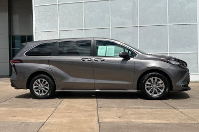 2022 Toyota Sienna XLE 8 Passenger