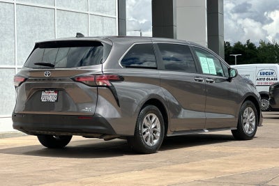 2022 Toyota Sienna XLE 8 Passenger