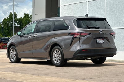 2022 Toyota Sienna XLE 8 Passenger