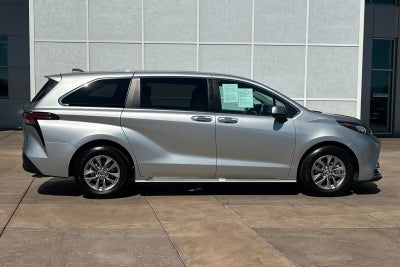 2022 Toyota Sienna XLE 8 Passenger