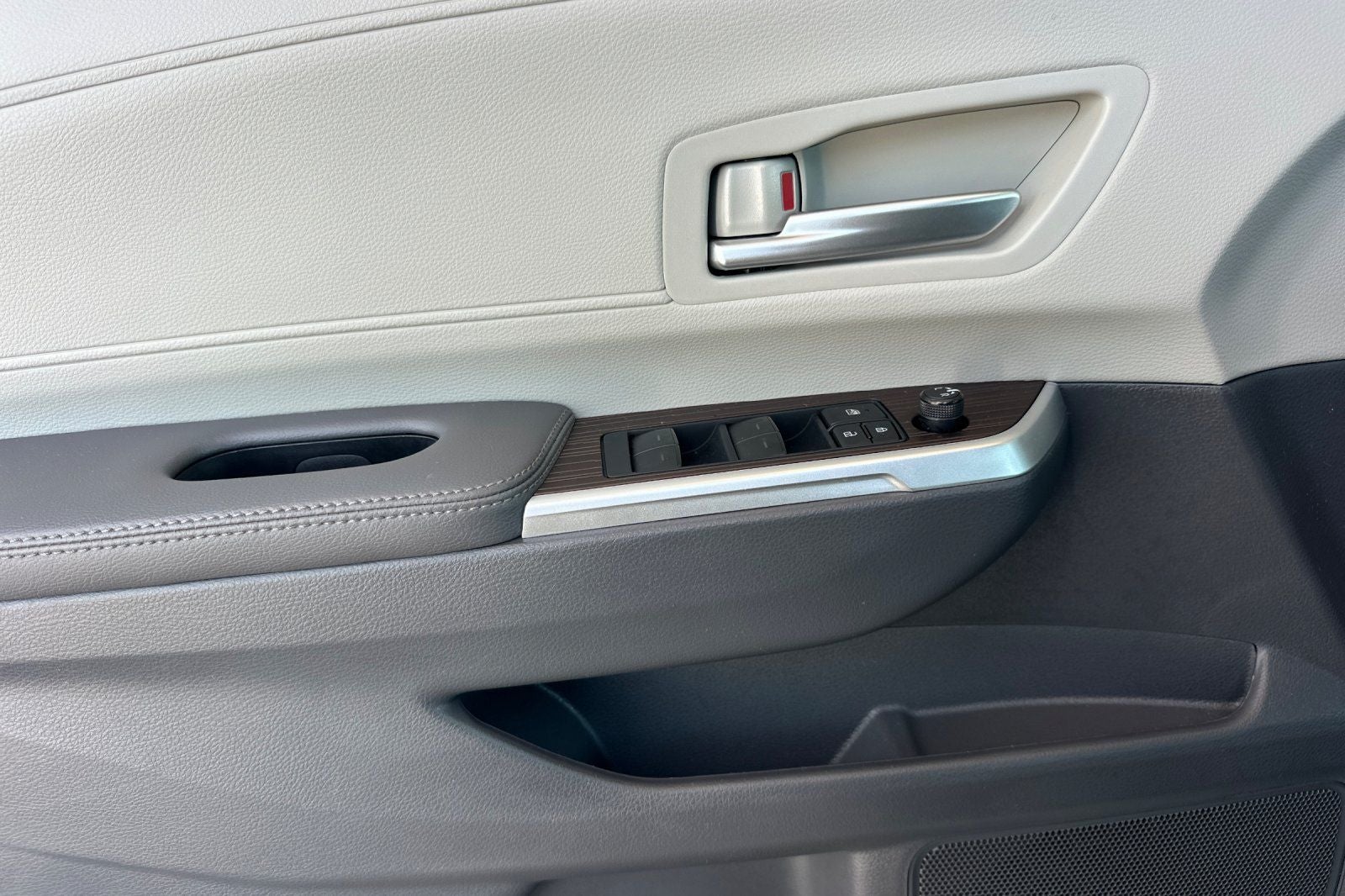 2024 Toyota Sienna XLE 8 Passenger