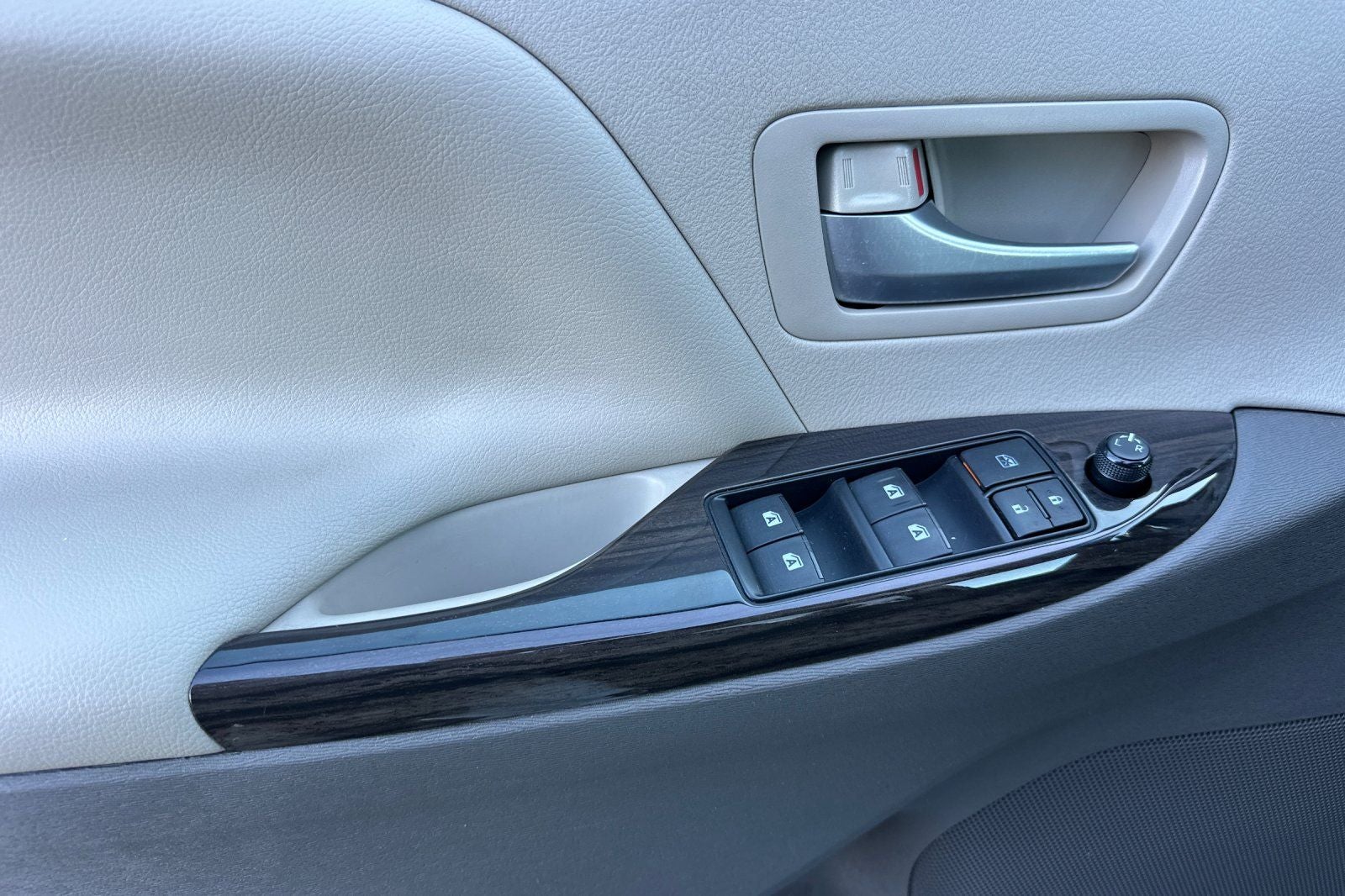 2017 Toyota Sienna XLE Premium 8 Passenger