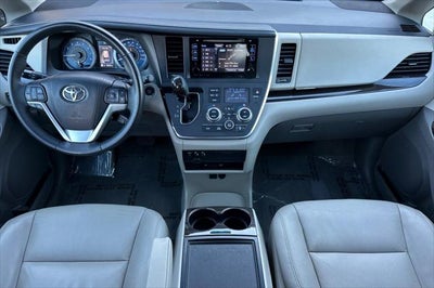 2017 Toyota Sienna XLE Premium 8 Passenger