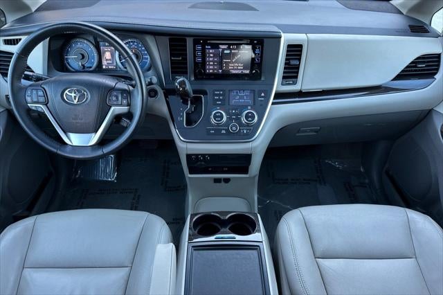2017 Toyota Sienna XLE Premium 8 Passenger