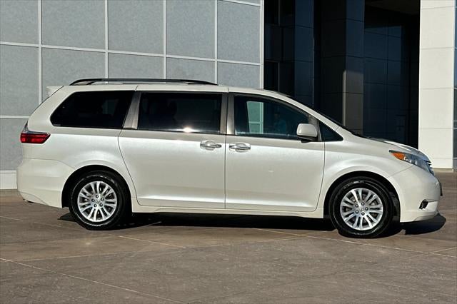 2017 Toyota Sienna XLE Premium 8 Passenger