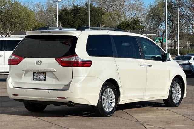 2017 Toyota Sienna XLE Premium 8 Passenger