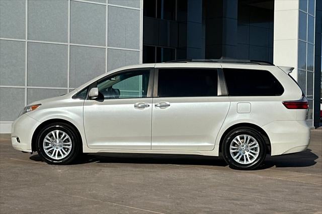2017 Toyota Sienna XLE Premium 8 Passenger
